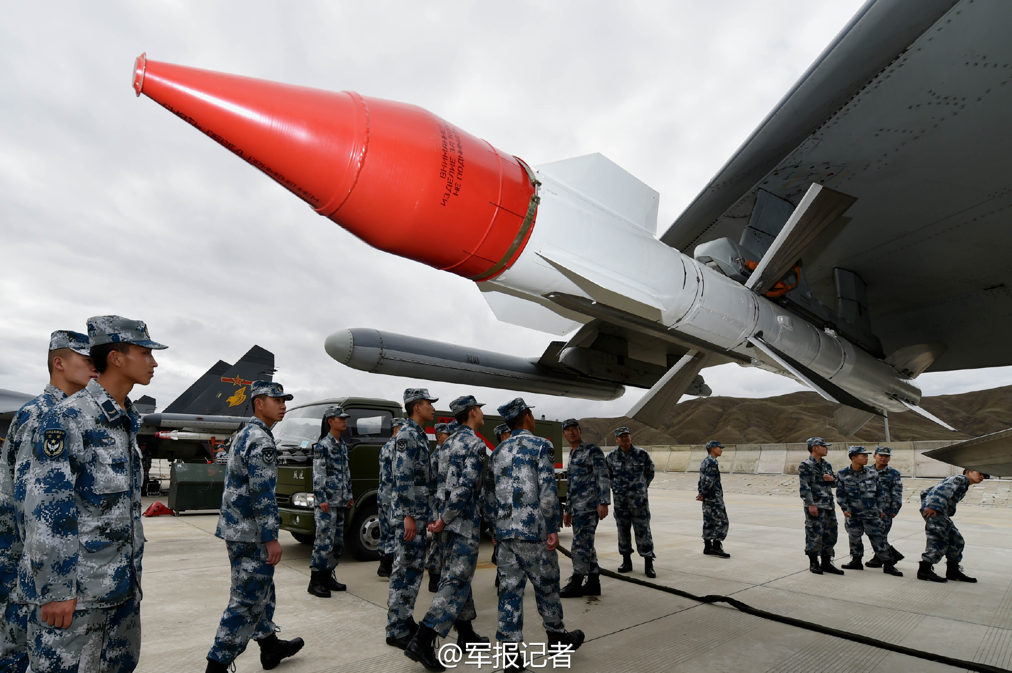 香港二四六天天彩开奖，短期解答解释落实：武科大万余名中外师生共享免费鱼宴